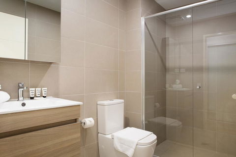 Ultra Modern Studio Suite With Balcony Near Shops - Dentists Australia 1