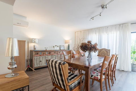ULTRA SPACIOUS STYLISH HOME IN PRESTONS - SYDNEY - Dentists Australia 1