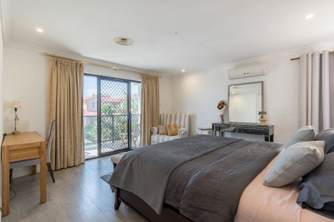 ULTRA SPACIOUS STYLISH HOME IN PRESTONS - SYDNEY - Dentists Australia 2