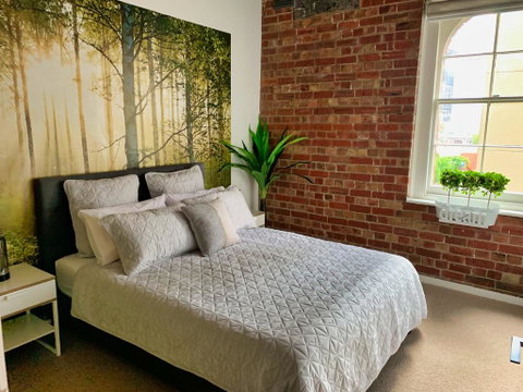 Ultra-chic Top Floor New York Style Loft Apartment - Dentist Find 3