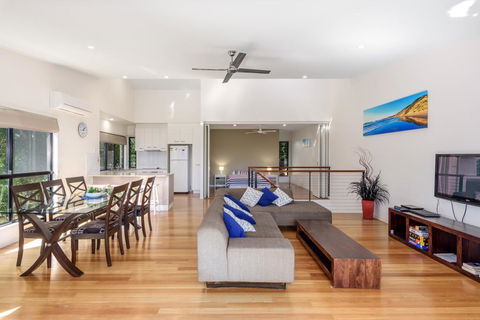 Unit 1 Rainbow Surf - Modern, Two Storey Townhouse With Large Shared Pool, Close To Beach And Shop - Dentist Find 0