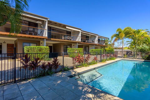 Unit 1 Rainbow Surf - Modern, Two Storey Townhouse With Large Shared Pool, Close To Beach And Shop - Dentist Find 1