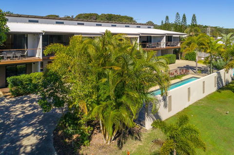 Unit 1 Rainbow Surf - Modern, Two Storey Townhouse With Large Shared Pool, Close To Beach And Shop - Dentist Find 3