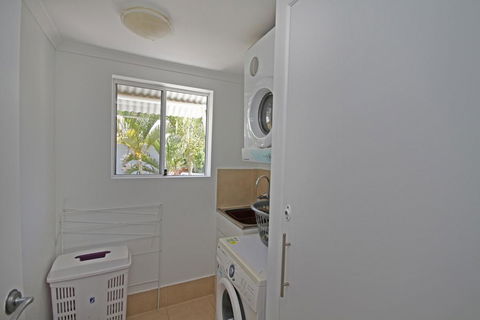Unit 2, Beach Gallery, 9 Andrew Street Point Arkwright, 500 BOND, LINEN SUPPLIED - Dentist Find 2