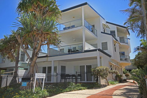 Unit 2, Beach Gallery, 9 Andrew Street Point Arkwright, 500 BOND, LINEN SUPPLIED - Dentist Find 0