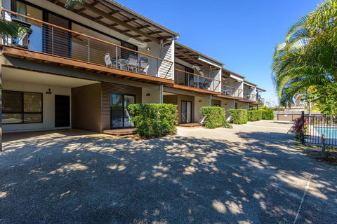 Unit 3 Rainbow Surf - Modern, Double Storey Townhouse With Large Shared Pool, Close To Beach And Shop - Dentists Australia 3