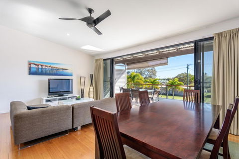 Unit 3 Rainbow Surf - Modern, Double Storey Townhouse With Large Shared Pool, Close To Beach And Shop - Dentists Australia 0