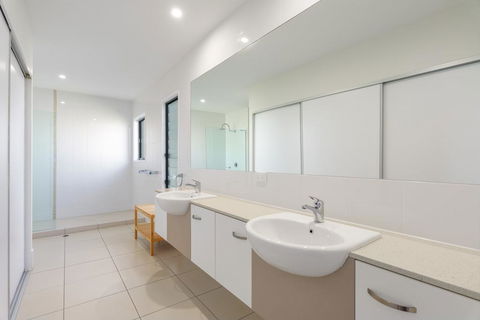 Unit 3 Rainbow Surf - Modern, Double Storey Townhouse With Large Shared Pool, Close To Beach And Shop - Dentists Australia 1