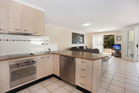 Unit 3, On The Park, 22 Frank Street Coolum Beach, 400 BOND, LINEN INCLUDED - Dentist Find 2