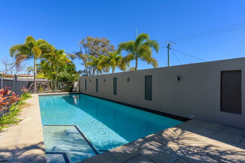 Unit 4 Rainbow Surf - Modern, Double Storey Townhouse With Large Shared Pool, Close To Beach And Shop - Dentists Australia 2