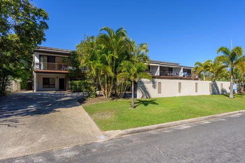 Unit 4 Rainbow Surf - Modern, Double Storey Townhouse With Large Shared Pool, Close To Beach And Shop - Dentists Australia 1