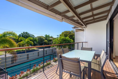 Unit 4 Rainbow Surf - Modern, Double Storey Townhouse With Large Shared Pool, Close To Beach And Shop - Dentists Australia 3