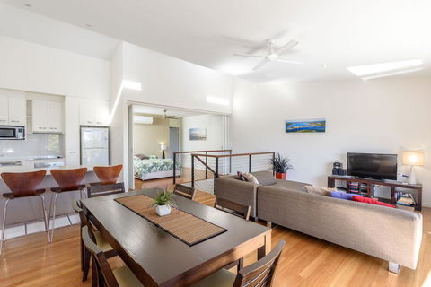 Unit 4 Rainbow Surf - Modern, Double Storey Townhouse With Large Shared Pool, Close To Beach And Shop - Dentists Australia 0