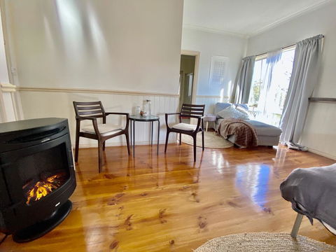 Valley Abode Large Studio Suite -private Ensuite - Dentist Search 3