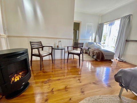 Valley Abode Large Studio Suite -private Ensuite - Dentist Search 1