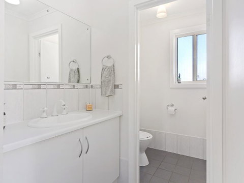 VALLEY VIEWS - 10 Valley Heights Drive - Dentist Find 1