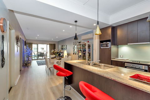 Venetian Canal Apartment-Close To Beaches And Marina - Dentist Search 0