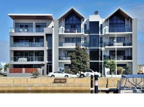 Venetian Canal 1 Bedroom Apartment - Dentist Find 0