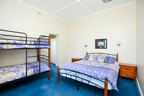 Victor Harbor Beachfront Bliss + WiFi - Dentist Find 2
