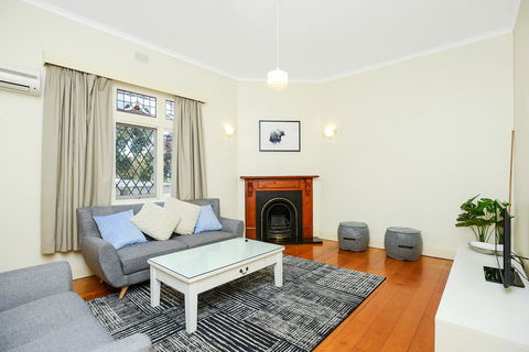 Victor Harbor Cottage 'Cornhill' - Pet Friendly - Dentist Find 1