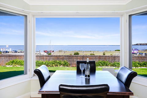 Victor Harbor Beachfront Bliss + WiFi - Dentist Find 0
