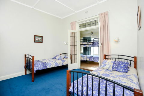 Victor Harbor Beachfront Bliss + WiFi - Dentist Find 3