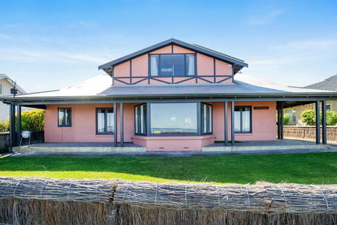Victor Harbor Beachfront Bliss + WiFi - Dentist Find 1