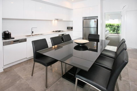 Views From Red Hill - Modern And Spacious Split-Level Executive 3BR Red Hill Apartment Close To CBD - Dentist Find 1