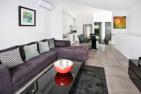 Views From Red Hill - Modern And Spacious Split-Level Executive 3BR Red Hill Apartment Close To CBD - Dentist Find 0