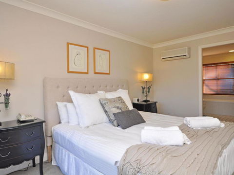 Villa 3br Beaujolais Luxe + Style Resort Condo Located Within Cypress Lakes Resort (nothing Is More Central) - Dentist Find 3