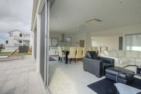 Villa Moyne - Located In A Quiet Cul De Sac And Designed For Beach Families - Dentist Search 3