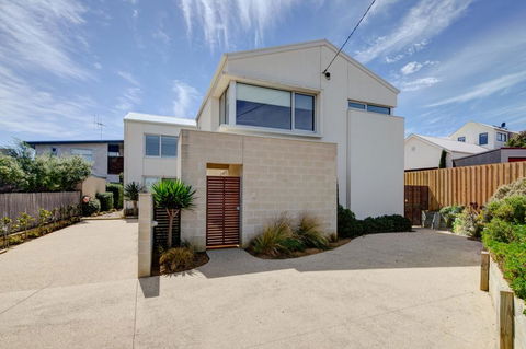 Villa Moyne - Located In A Quiet Cul De Sac And Designed For Beach Families - Dentist Search 0