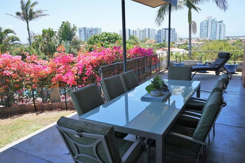 Villa With Views & Pool - Dentist Find 2