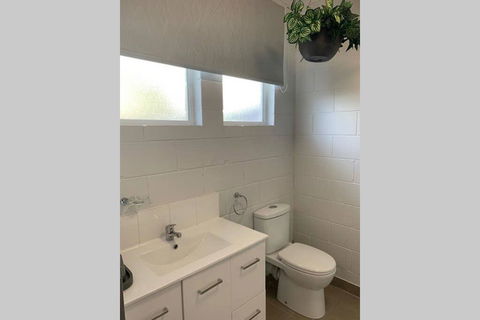 Walk To Lamberts Beach With Wi-fi And Netflix - Dentist Find 3