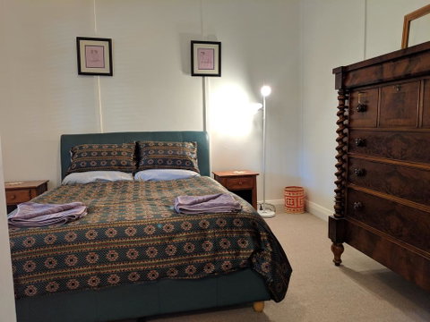 Walnut Cottage - 2 Bedroom Pet Friendly Country Cottage - Dentist Find 1