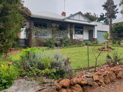 Walnut Cottage - 2 Bedroom Pet Friendly Country Cottage - Dentist Find 0