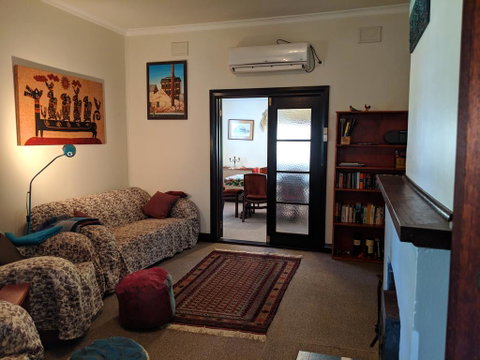Walnut Cottage - 2 Bedroom Pet Friendly Country Cottage - Dentist Find 3