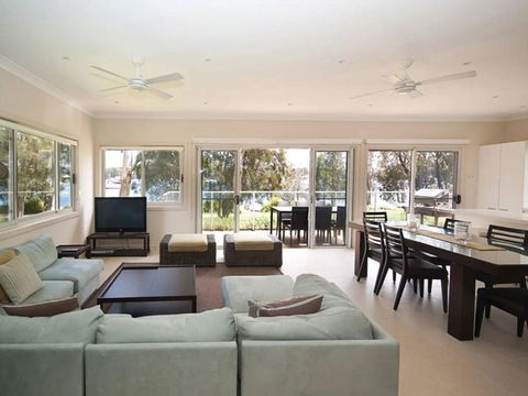 Wangi Lakehouse - Renovated Lake Macquarie Lakefront Location - Dentist Find 0