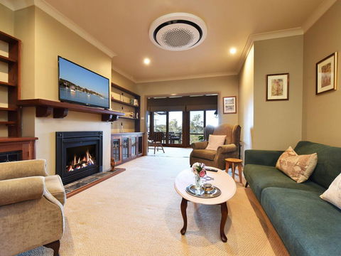 Wangi Waterfront Delight Estate - Waterfront Reserve Home - Dentist Find 1
