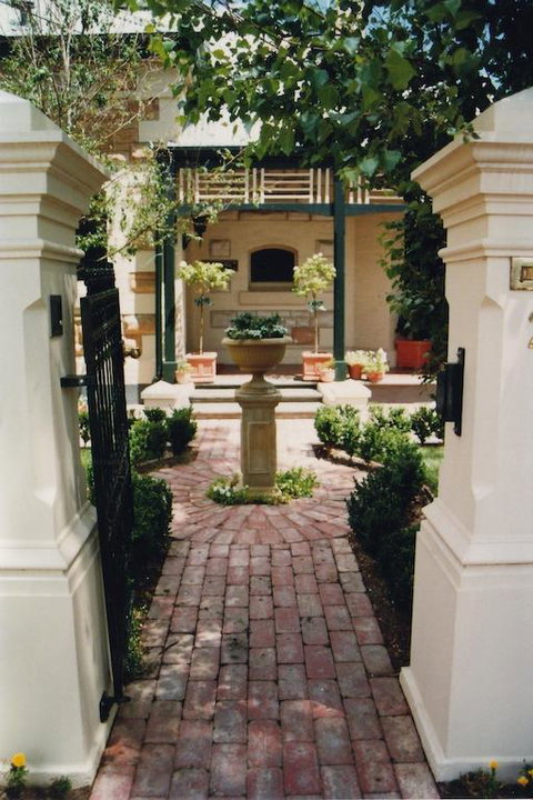 Water Bay Villa Bed & Breakfast - Dentist Find 3