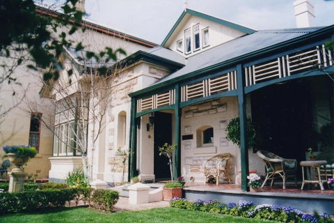 Water Bay Villa Bed & Breakfast - Dentist Find 0