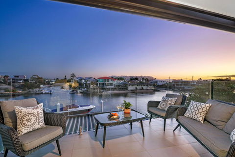 Waterfront Boutique Apartment - Personal Concierge - Dentist Search 1