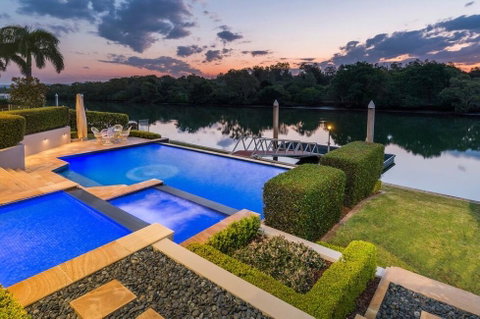 Waterfront Home / Amazing Place To Be - Dentist Find 1