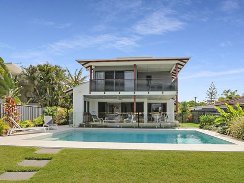 WATERFRONT HOME BORDERING MOOLOOLABA - Dentists Australia 0