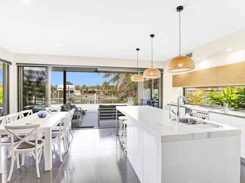 WATERFRONT HOME BORDERING MOOLOOLABA - Dentists Australia 3