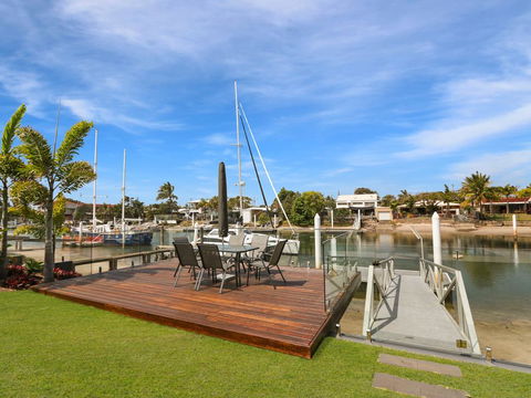 WATERFRONT HOME BORDERING MOOLOOLABA - Dentists Australia 1