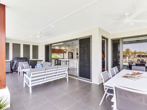 WATERFRONT HOME BORDERING MOOLOOLABA - Dentists Australia 2