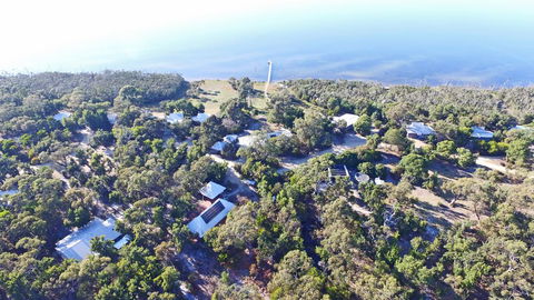 Waterfront Retreat At Wattle Point - Dentist Find 0