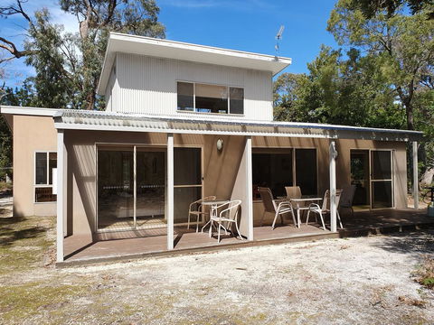 Waterfront Retreat At Wattle Point - Dentist Find 1