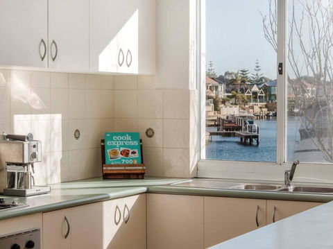 Waters Edge Apartment With Jetty - Dentist Find 3